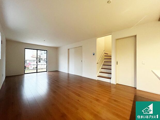 明るいリビングで朝の目覚めもスッキリできそう！対面キッチンでご家族のコミュニケーションも自然と増える設計！小さなお子様が遊ぶスペースを作っても広々とくつろげるLDK！