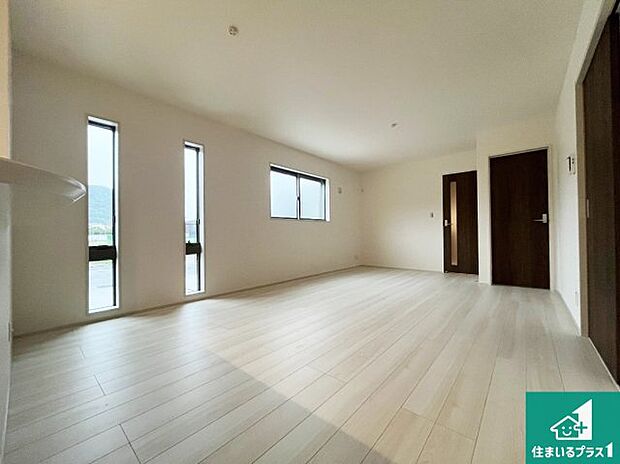 明るいリビングで朝の目覚めもスッキリできそう！対面キッチンでご家族のコミュニケーションも自然と増える設計！小さなお子様が遊ぶスペースを作っても広々とくつろげるLDK！