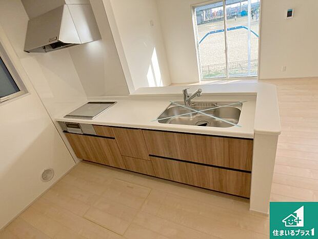 明るいリビングで朝の目覚めもスッキリできそう!対面キッチンでご家族のコミュニケーションも自然と増える設計!小さなお子様が遊ぶスペースを作っても広々とくつろげるLDK!