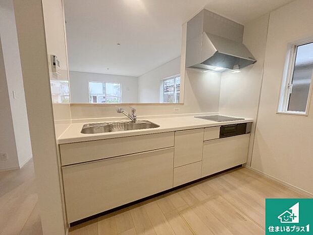 明るいリビングで朝の目覚めもスッキリできそう!対面キッチンでご家族のコミュニケーションも自然と増える設計!小さなお子様が遊ぶスペースを作っても広々とくつろげるLDK!