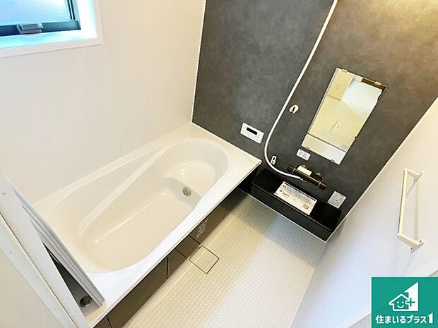 足をゆったり伸ばして寛げる浴槽です。窓が設けられていますので差し込む光が明るく穏やかな雰囲気にしてくれます♪浴室乾燥機も設置しているので、雨の日の洗濯物も安心です♪