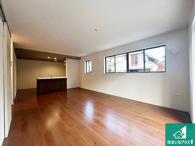 シンプルなリビングは、観葉植物等のインテリアを楽しめますね!パパ好みにも、ママ好みにも家具次第で雰囲気を変えることができます!