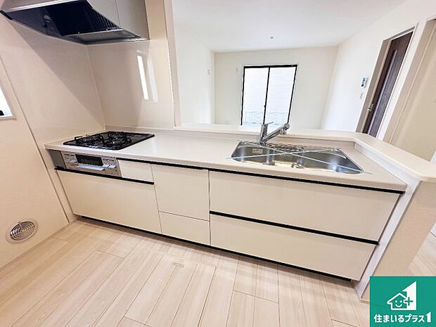 リビングと統一感があり、使い勝手のいいキッチン。広々としているので、二人並んで作業が出来ちゃいます。お子様と一緒に色々なお料理に挑戦できるスペースがあります。