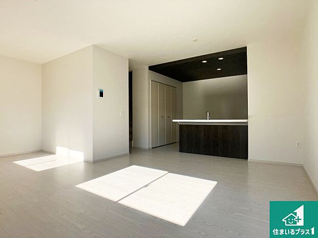 日当たり良好の明るいリビングで朝の目覚めもスッキリできそう！対面キッチンでご家族のコミュニケーションも自然と増える設計！小さなお子様が遊ぶスペースを作っても広々とくつろげるLDK！