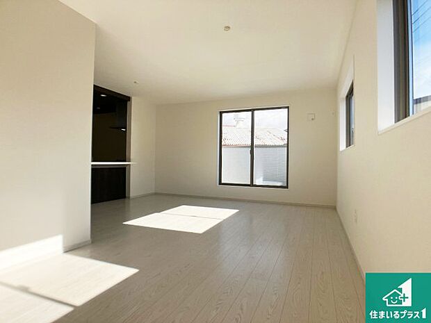 リビングと統一感があり、使い勝手のいいキッチン。広々としているので、二人並んで作業が出来ちゃいます。お子様と一緒に色々なお料理に挑戦できるスペースがあります。