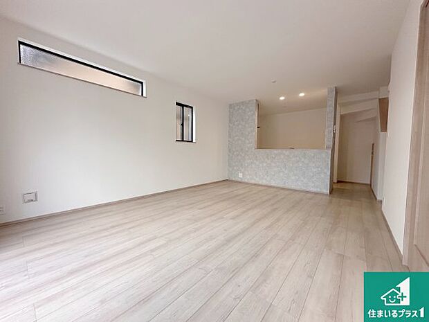 日当たり良好の明るいリビングで朝の目覚めもスッキリできそう！対面キッチンでご家族のコミュニケーションも自然と増える設計！小さなお子様が遊ぶスペースを作っても広々とくつろげるLDK！