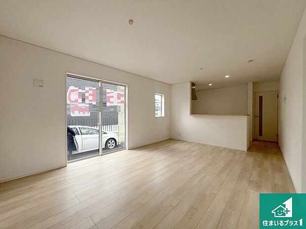 日当たり良好の明るいリビングで朝の目覚めもスッキリできそう!対面キッチンでご家族のコミュニケーションも自然と増える設計!小さなお子様が遊ぶスペースを作っても広々とくつろげるLDK!