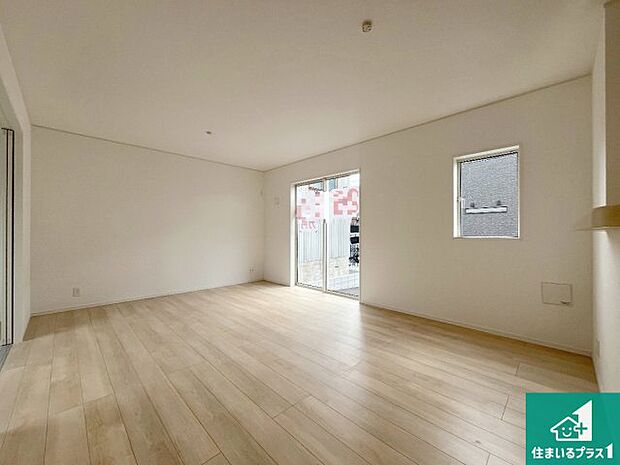 シンプルなリビングは、観葉植物等のインテリアを楽しめますね!パパ好みにも、ママ好みにも家具次第で雰囲気を変えることができます!