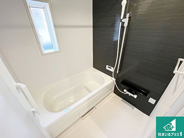 足をゆったり伸ばして寛げる浴槽です。窓が設けられていますので差し込む光が明るく穏やかな雰囲気にしてくれます♪浴室乾燥機も設置しているので、雨の日の洗濯物も安心です♪