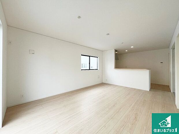 シンプルなリビングは、観葉植物等のインテリアを楽しめますね！パパ好みにも、ママ好みにも家具次第で雰囲気を変えることができます！