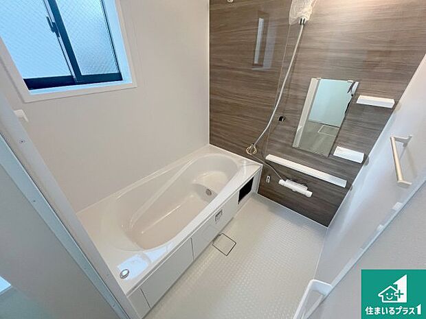 足をゆったり伸ばして寛げる浴槽です。窓が設けられていますので差し込む光が明るく穏やかな雰囲気にしてくれます♪浴室乾燥機も設置しているので、雨の日の洗濯物も安心です♪