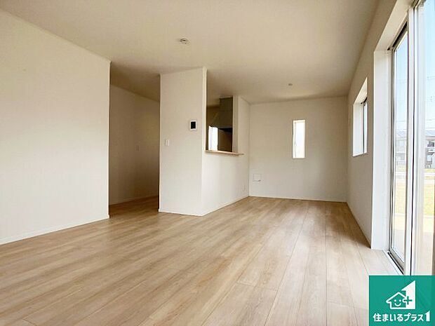 シンプルなリビングは、観葉植物等のインテリアを楽しめますね!パパ好みにも、ママ好みにも家具次第で雰囲気を変えることができます!