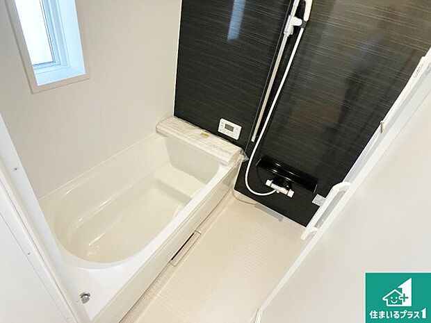 足をゆったり伸ばして寛げる浴槽です。窓が設けられていますので差し込む光が明るく穏やかな雰囲気にしてくれます♪浴室乾燥機も設置しているので、雨の日の洗濯物も安心です♪