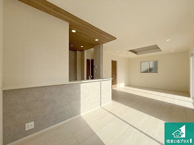 シンプルなリビングは、観葉植物等のインテリアを楽しめますね!パパ好みにも、ママ好みにも家具次第で雰囲気を変えることができます!