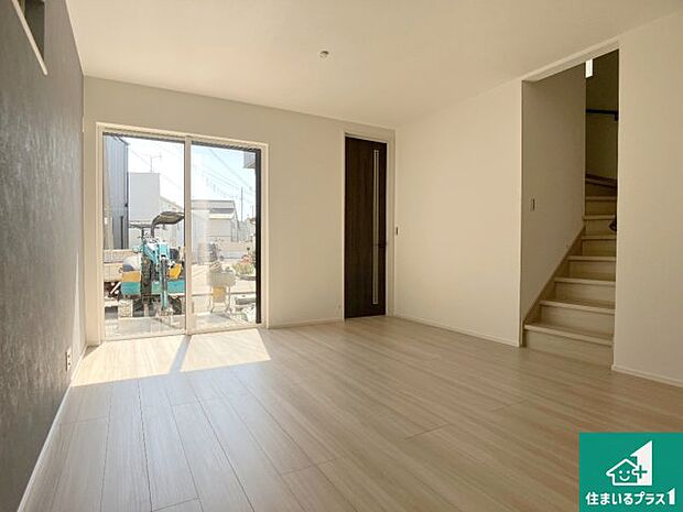 明るいリビングで朝の目覚めもスッキリできそう!対面キッチンでご家族のコミュニケーションも自然と増える設計!小さなお子様が遊ぶスペースを作っても広々とくつろげるLDK!