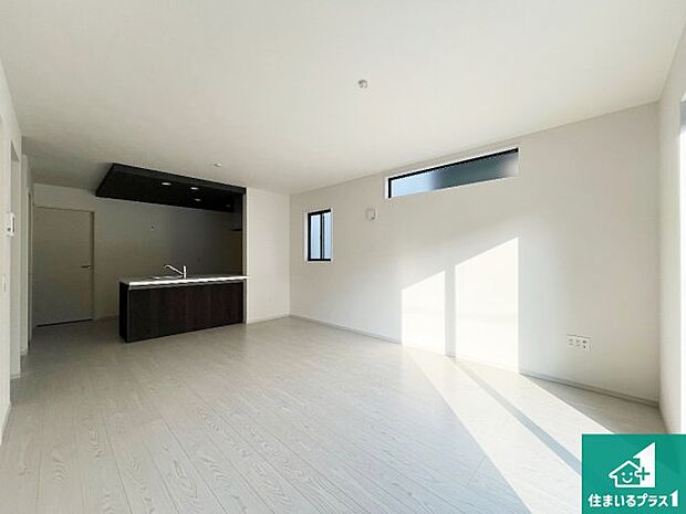 シンプルなリビングは、観葉植物等のインテリアを楽しめますね!パパ好みにも、ママ好みにも家具次第で雰囲気を変えることができます!