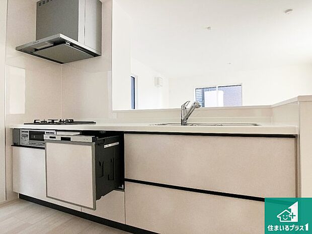 リビングと統一感があり、使い勝手のいいキッチン。広々としているので、二人並んで作業が出来ちゃいます。お子様と一緒に色々なお料理に挑戦できるスペースがあります。