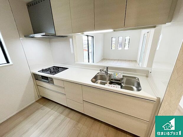 リビングと統一感があり、使い勝手のいいキッチン。広々としているので、二人並んで作業が出来ちゃいます。お子様と一緒に色々なお料理に挑戦できるスペースがあります。