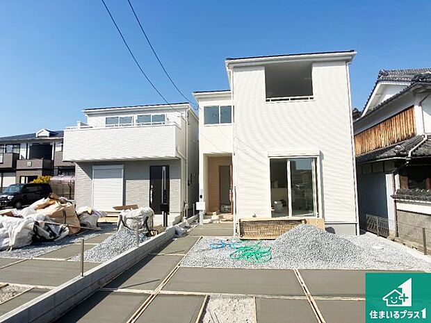 周辺は落ち着いた街並みの住宅地!子育てがしやすい住環境です!まだ未完成ですが、現地でしかわからない事もございます。是非一度ご覧ください。