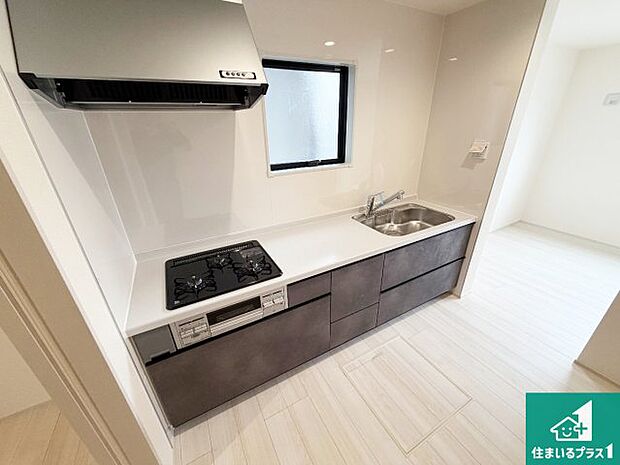 リビングと統一感があり、使い勝手のいいキッチン。広々としているので、二人並んで作業が出来ちゃいます。お子様と一緒に色々なお料理に挑戦できるスペースがあります。