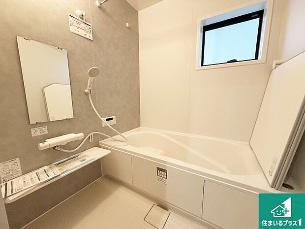 足をゆったり伸ばして寛げる浴槽です。窓が設けられていますので差し込む光が明るく穏やかな雰囲気にしてくれます♪浴室乾燥機も設置しているので、雨の日の洗濯物も安心です♪