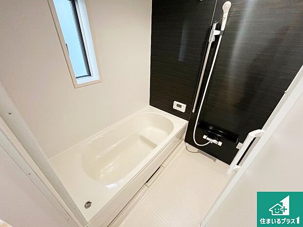 足をゆったり伸ばして寛げる浴槽です。窓が設けられていますので差し込む光が明るく穏やかな雰囲気にしてくれます♪浴室乾燥機も設置しているので、雨の日の洗濯物も安心です♪