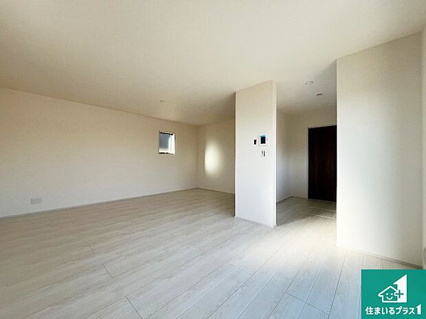 シンプルなリビングは、観葉植物等のインテリアを楽しめますね！パパ好みにも、ママ好みにも家具次第で雰囲気を変えることができます！