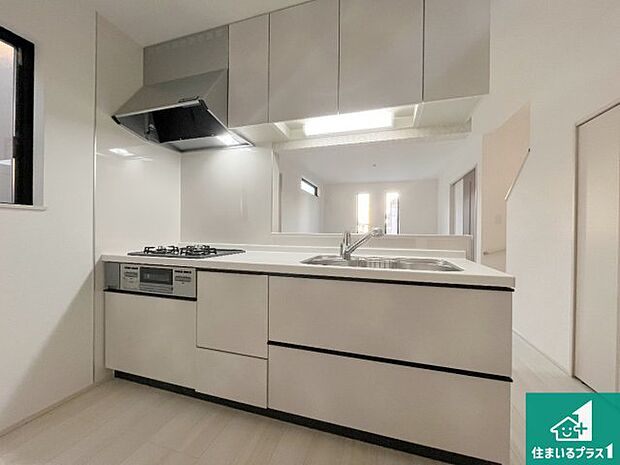 リビングと統一感があり、使い勝手のいいキッチン。広々としているので、二人並んで作業が出来ちゃいます。お子様と一緒に色々なお料理に挑戦できるスペースがあります。