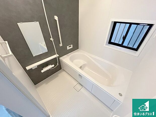 足をゆったり伸ばして寛げる浴槽です。窓が設けられていますので差し込む光が明るく穏やかな雰囲気にしてくれます♪浴室乾燥機も設置しているので、雨の日の洗濯物も安心です♪