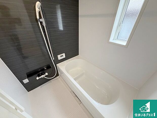 足をゆったり伸ばして寛げる浴槽です。窓が設けられていますので差し込む光が明るく穏やかな雰囲気にしてくれます♪浴室乾燥機も設置しているので、雨の日の洗濯物も安心です♪