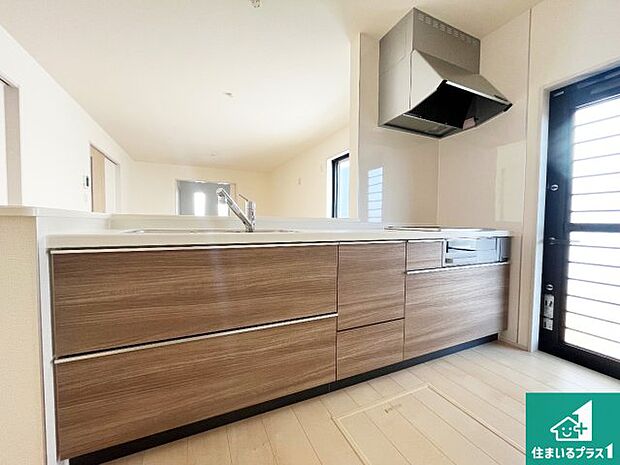 リビングと統一感があり、使い勝手のいいキッチン。広々としているので、二人並んで作業が出来ちゃいます。お子様と一緒に色々なお料理に挑戦できるスペースがあります。