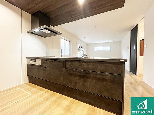 子供を見守りながらお料理が出来るため家族のコミュニケーションか増えます♪スペースが広く確保されている為お子様が大きくなったときは一緒に料理を楽しめます♪