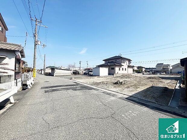 周辺は落ち着いた街並みの住宅地！子育てがしやすい住環境です！まだ未完成ですが、現地でしかわからない事もございます。是非一度ご覧ください。