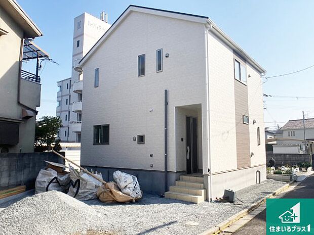 周辺は落ち着いた街並みの住宅地！子育てがしやすい住環境です！まだ未完成ですが、現地でしかわからない事もございます。是非一度ご覧ください。