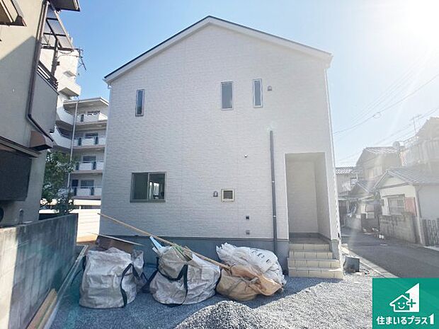 周辺は落ち着いた街並みの住宅地！子育てがしやすい住環境です！まだ未完成ですが、現地でしかわからない事もございます。是非一度ご覧ください。