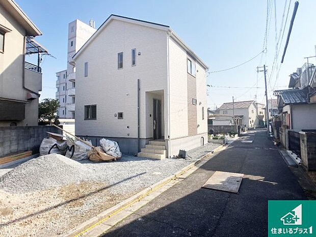 周辺は落ち着いた街並みの住宅地！子育てがしやすい住環境です！まだ未完成ですが、現地でしかわからない事もございます。是非一度ご覧ください。