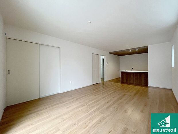 シンプルなリビングは、観葉植物等のインテリアを楽しめますね！パパ好みにも、ママ好みにも家具次第で雰囲気を変えることができます！