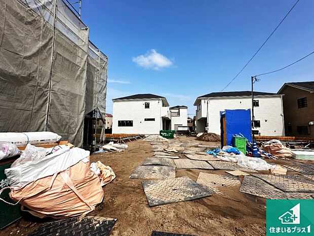 周辺は落ち着いた街並みの住宅地！子育てがしやすい住環境です！まだ未完成ですが、現地でしかわからない事もございます。是非一度ご覧ください。