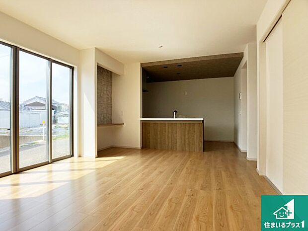 日当たり良好の明るいリビングで朝の目覚めもスッキリできそう!対面キッチンでご家族のコミュニケーションも自然と増える設計!小さなお子様が遊ぶスペースを作っても広々とくつろげるLDK!