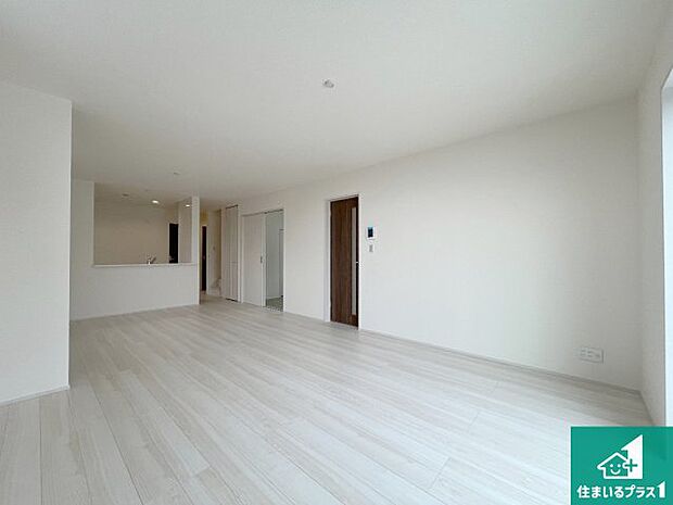 日当たり良好の明るいリビングで朝の目覚めもスッキリできそう！対面キッチンでご家族のコミュニケーションも自然と増える設計！小さなお子様が遊ぶスペースを作っても広々とくつろげるLDK！