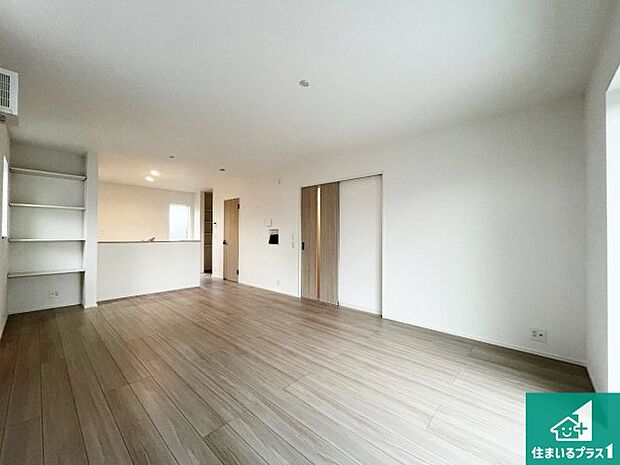 シンプルなリビングは、観葉植物等のインテリアを楽しめますね！パパ好みにも、ママ好みにも家具次第で雰囲気を変えることができます！