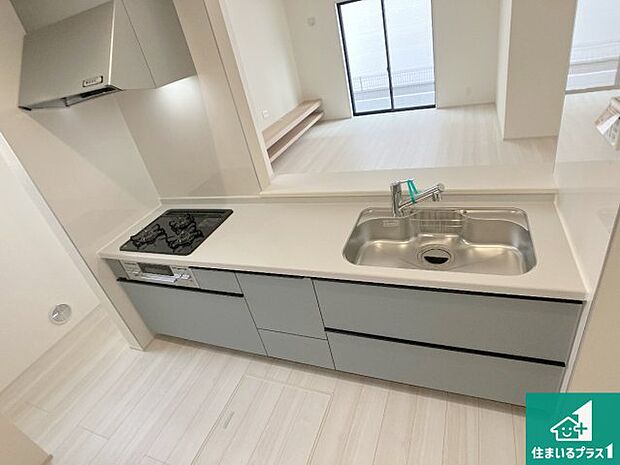 明るいリビングで朝の目覚めもスッキリできそう!対面キッチンでご家族のコミュニケーションも自然と増える設計!小さなお子様が遊ぶスペースを作っても広々とくつろげるLDK!