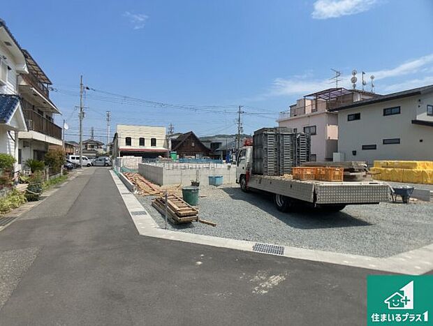 周辺は落ち着いた街並みの住宅地！子育てがしやすい住環境です！まだ未完成ですが、現地でしかわからない事もございます。是非一度ご覧ください。