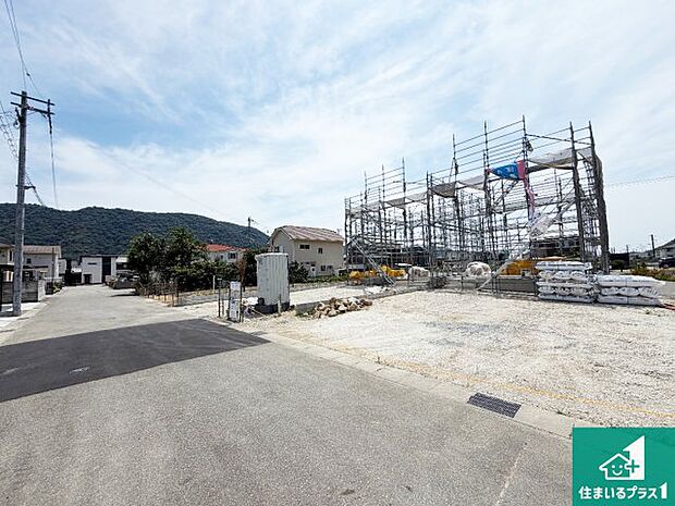周辺は落ち着いた街並みの住宅地!子育てがしやすい住環境です!まだ未完成ですが、現地でしかわからない事もございます。是非一度ご覧ください。