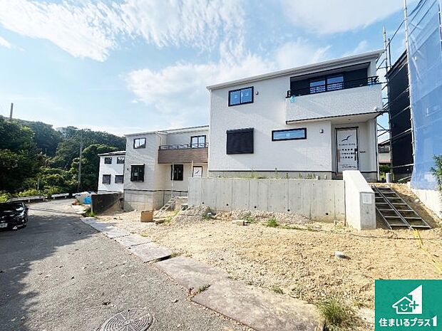 周辺は落ち着いた街並みの住宅地！子育てがしやすい住環境です！まだ未完成ですが、現地でしかわからない事もございます。是非一度ご覧ください。