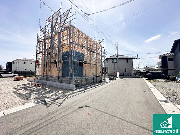周辺は落ち着いた街並みの住宅地！子育てがしやすい住環境です！まだ未完成ですが、現地でしかわからない事もございます。是非一度ご覧ください。