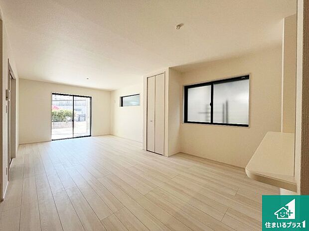 日当たり良好の明るいリビングで朝の目覚めもスッキリできそう！対面キッチンでご家族のコミュニケーションも自然と増える設計！小さなお子様が遊ぶスペースを作っても広々とくつろげるLDK！ 