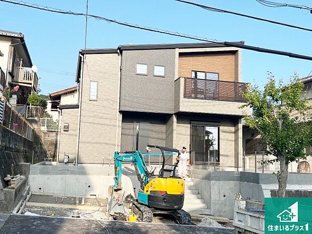 周辺は落ち着いた街並みの住宅地！子育てがしやすい住環境です！まだ未完成ですが、現地でしかわからない事もございます。是非一度ご覧ください。