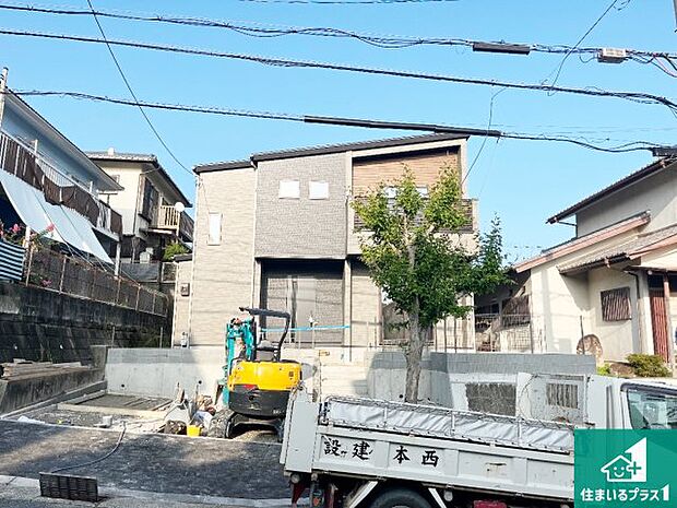 周辺は落ち着いた街並みの住宅地！子育てがしやすい住環境です！まだ未完成ですが、現地でしかわからない事もございます。是非一度ご覧ください。