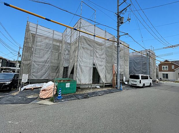 周辺は落ち着いた街並みの住宅地！子育てがしやすい住環境です！まだ未完成ですが、現地でしかわからない事もございます。是非一度ご覧ください。